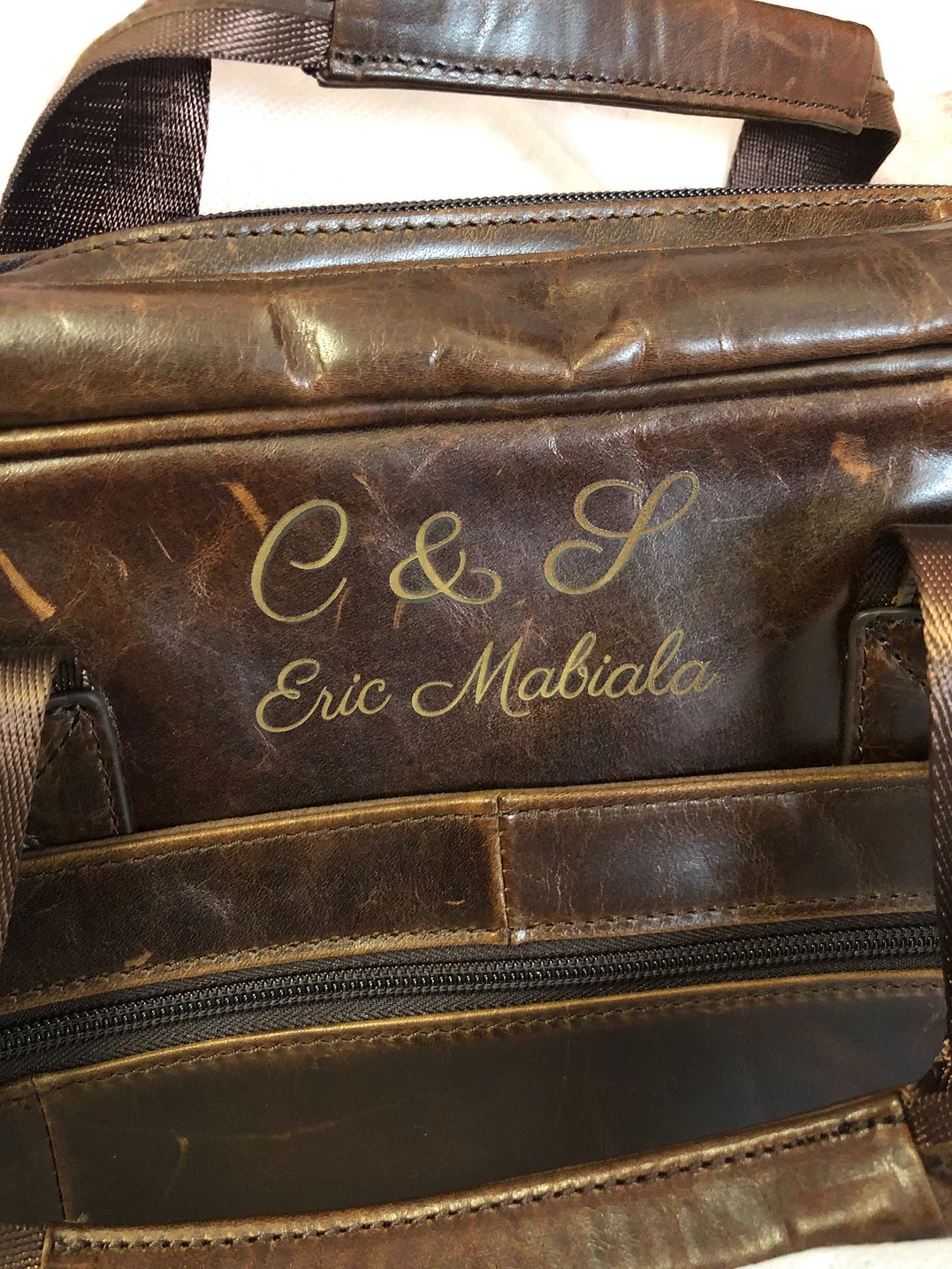 Gravure sur sac en cuir