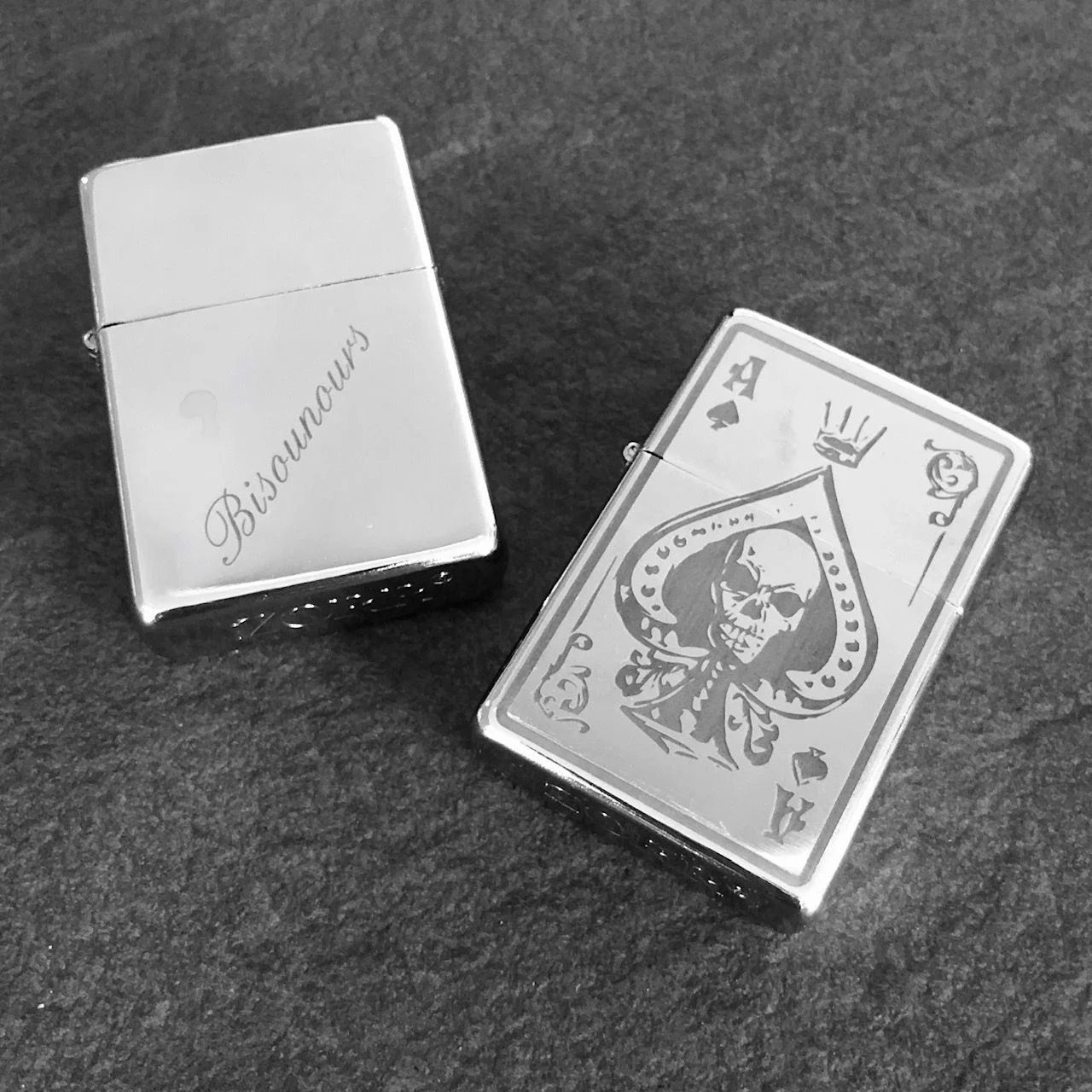 Gravure sur zippo métal