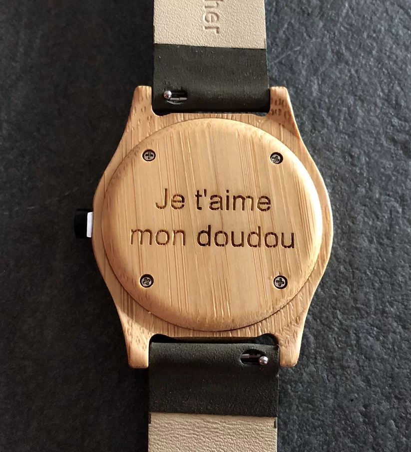gravure sur fond de montre bois