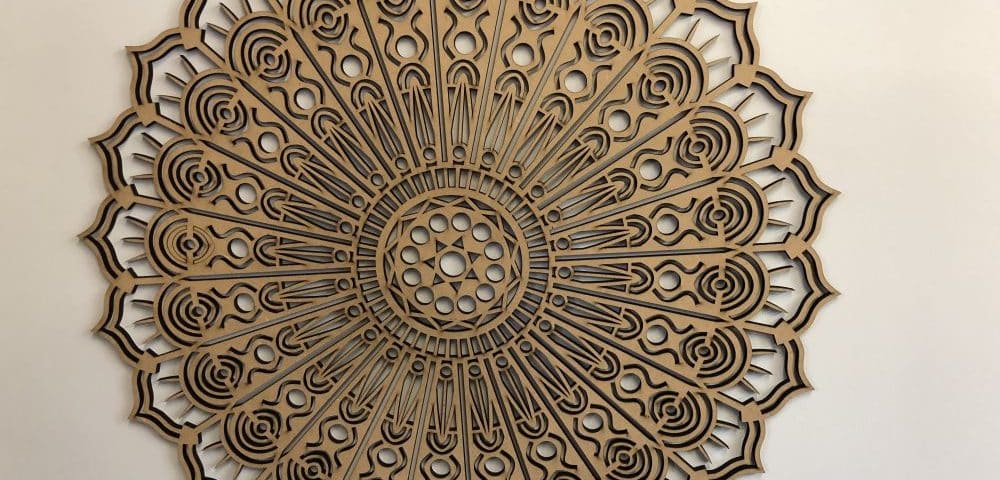 Découpe de rosace en bois