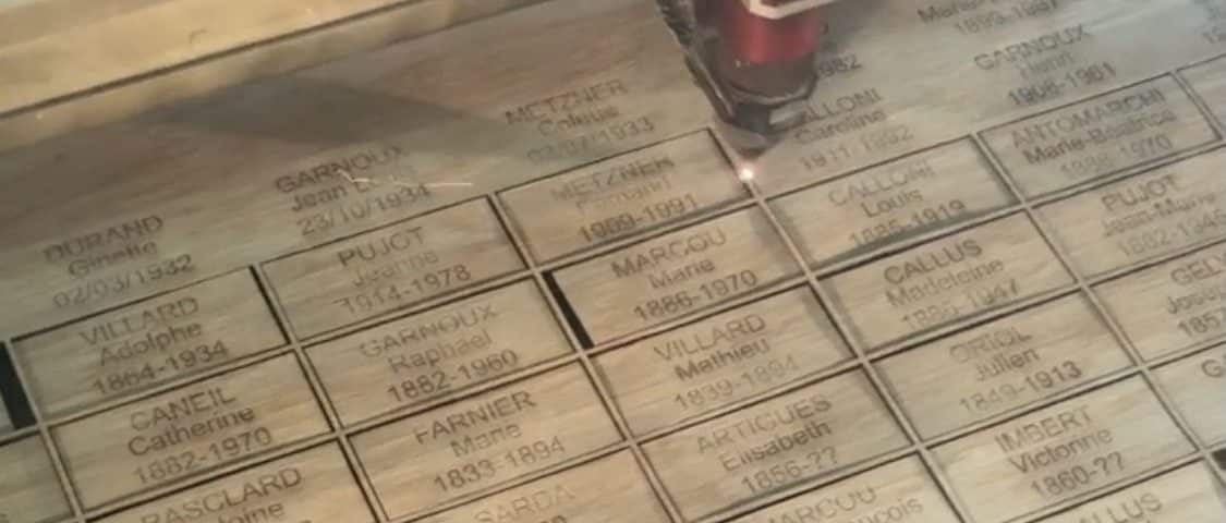 Gravure et découpe d'étiquette sur bois