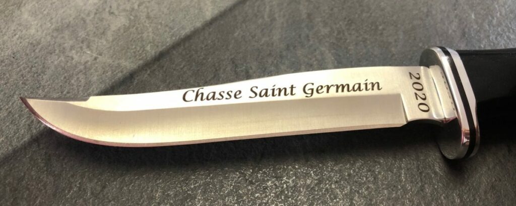 Gravure sur lame de couteau en métal