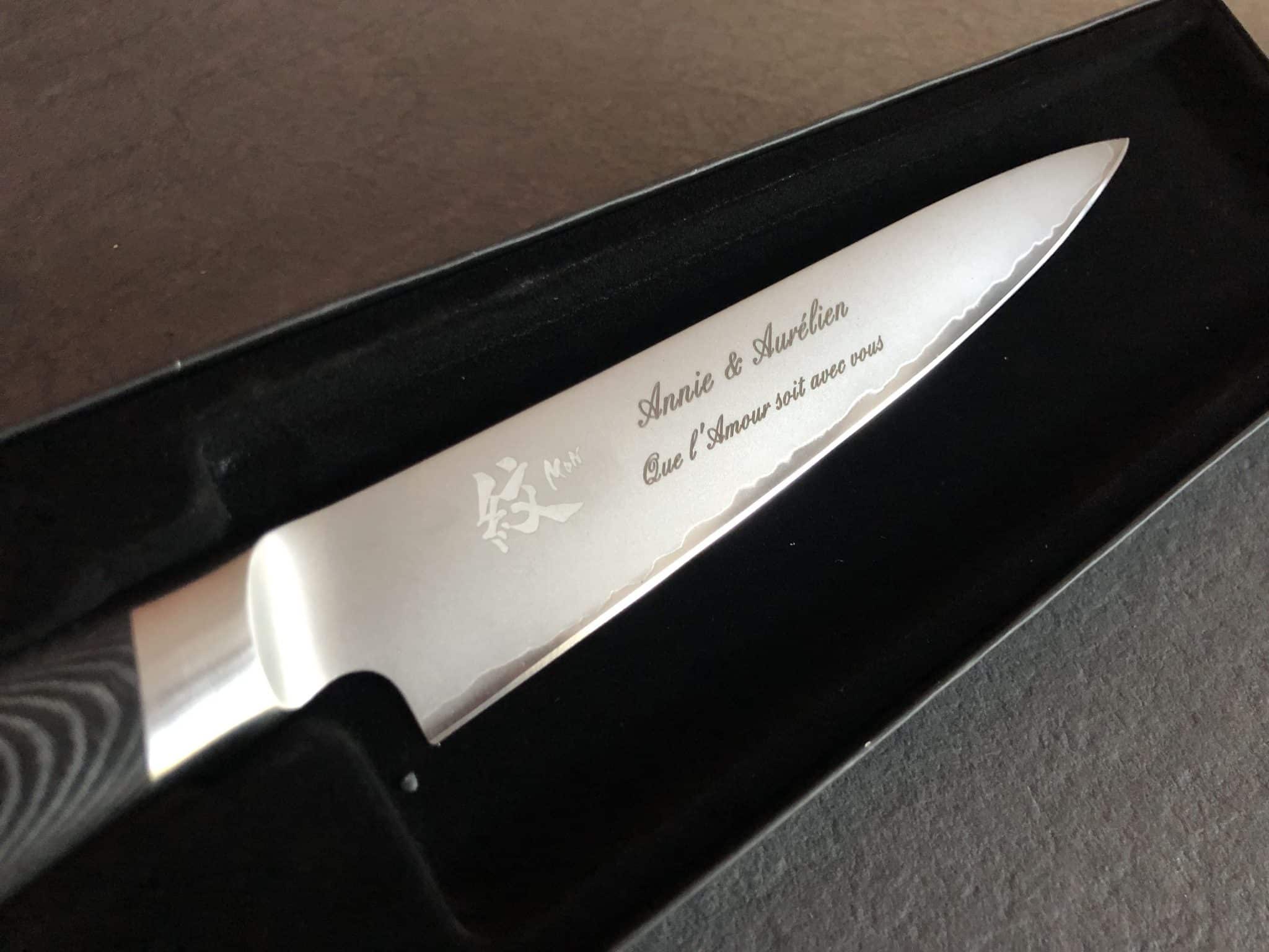 Gravure sur lame de couteau en métal