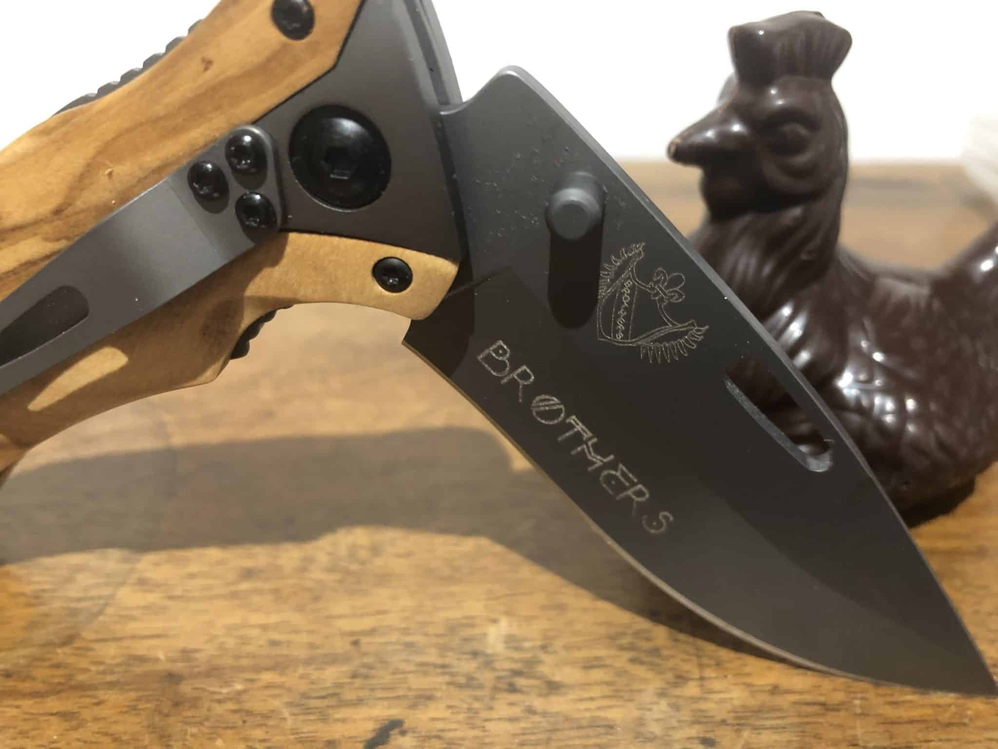 Gravure sur lame de couteau en métal