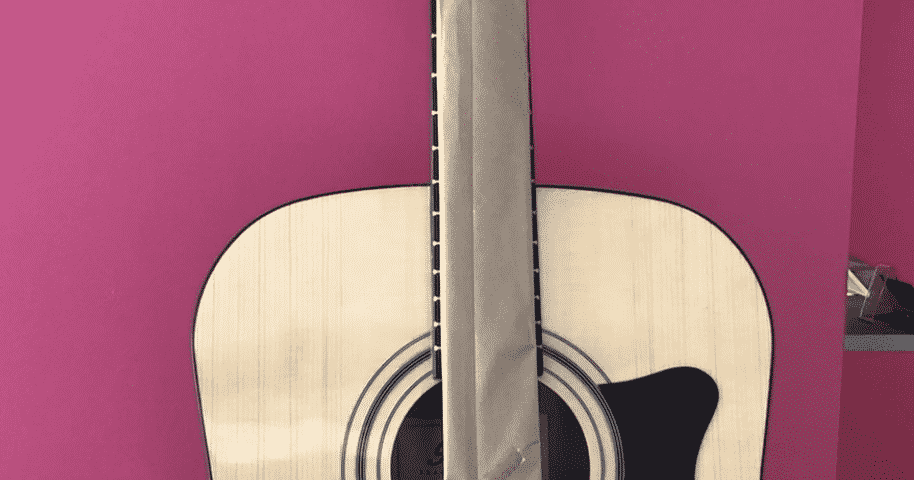 Gravure sur instrument de musique (guitare)