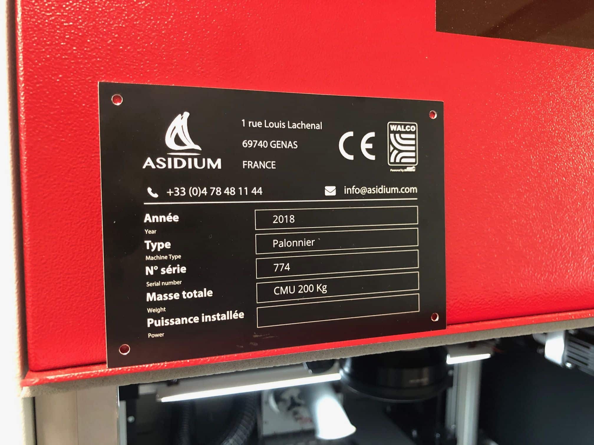 Découpe et gravure de plaque de machine en aluminium anodisé noir - industriel
