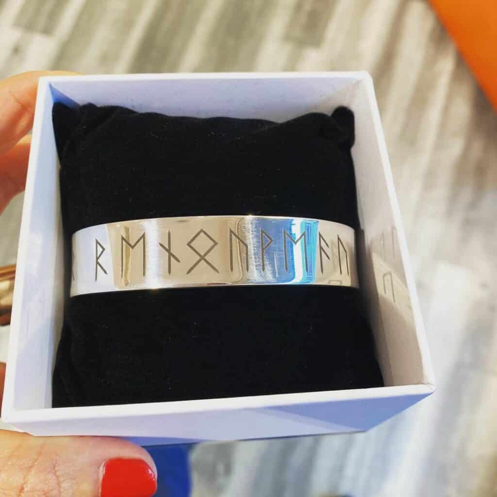 Gravure sur bracelet en métal