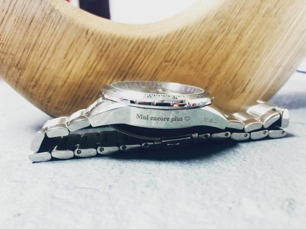Gravure sur tranche de montre