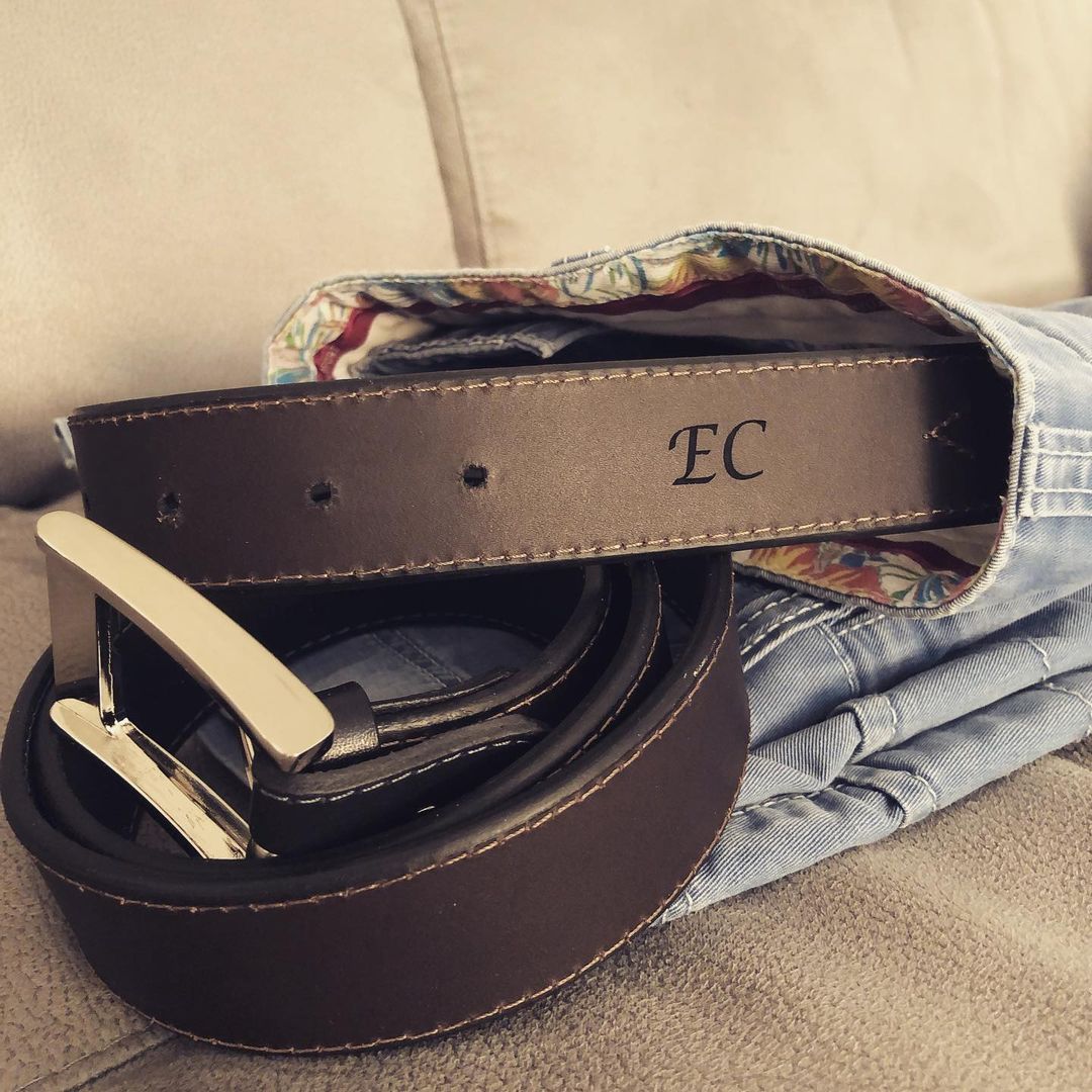 Gravure sur ceinture en cuir