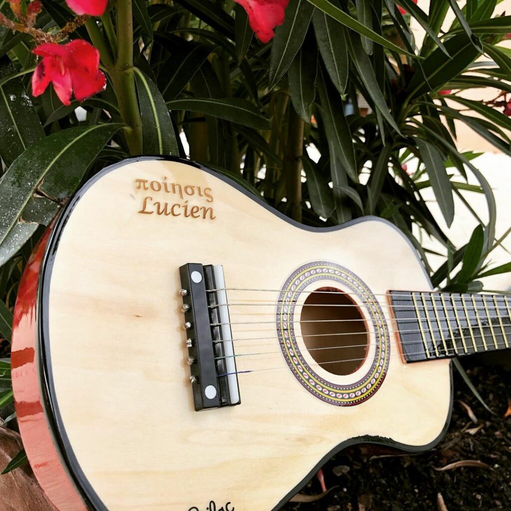 Gravure sur instrument de musique (guitare)