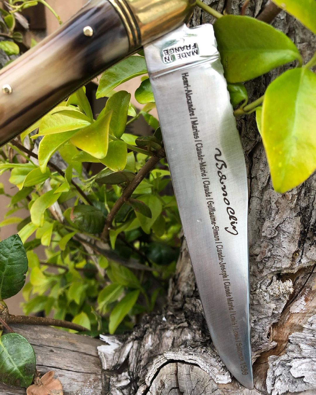 Gravure sur lame de couteau en métal
