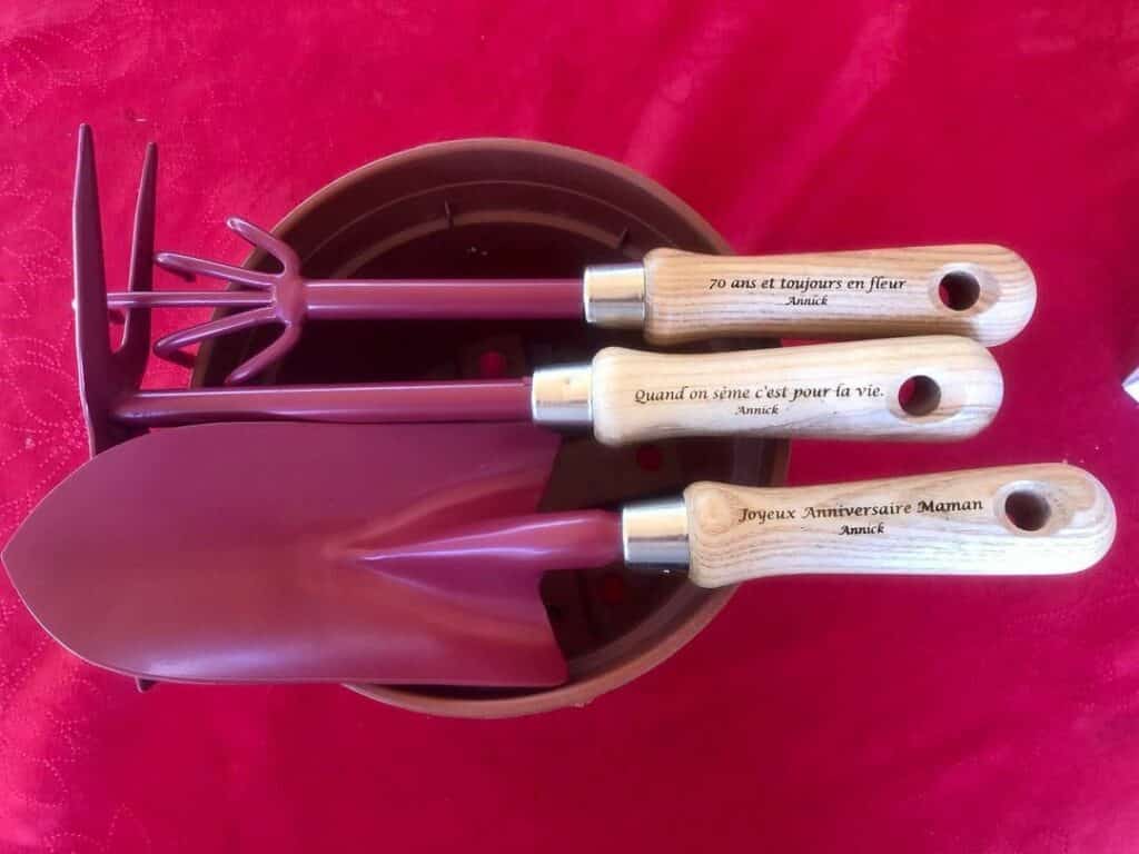 Gravure sur outils de jardinage