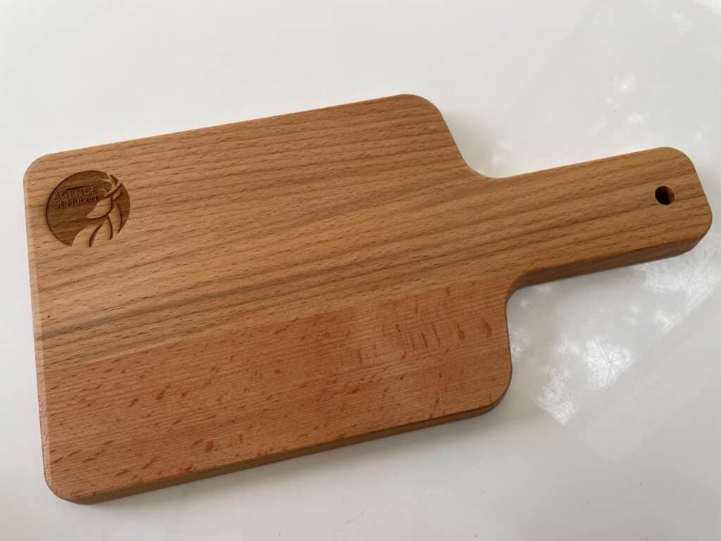 Planche à découper personnalisée en bois avec logo gravé sur mesure.