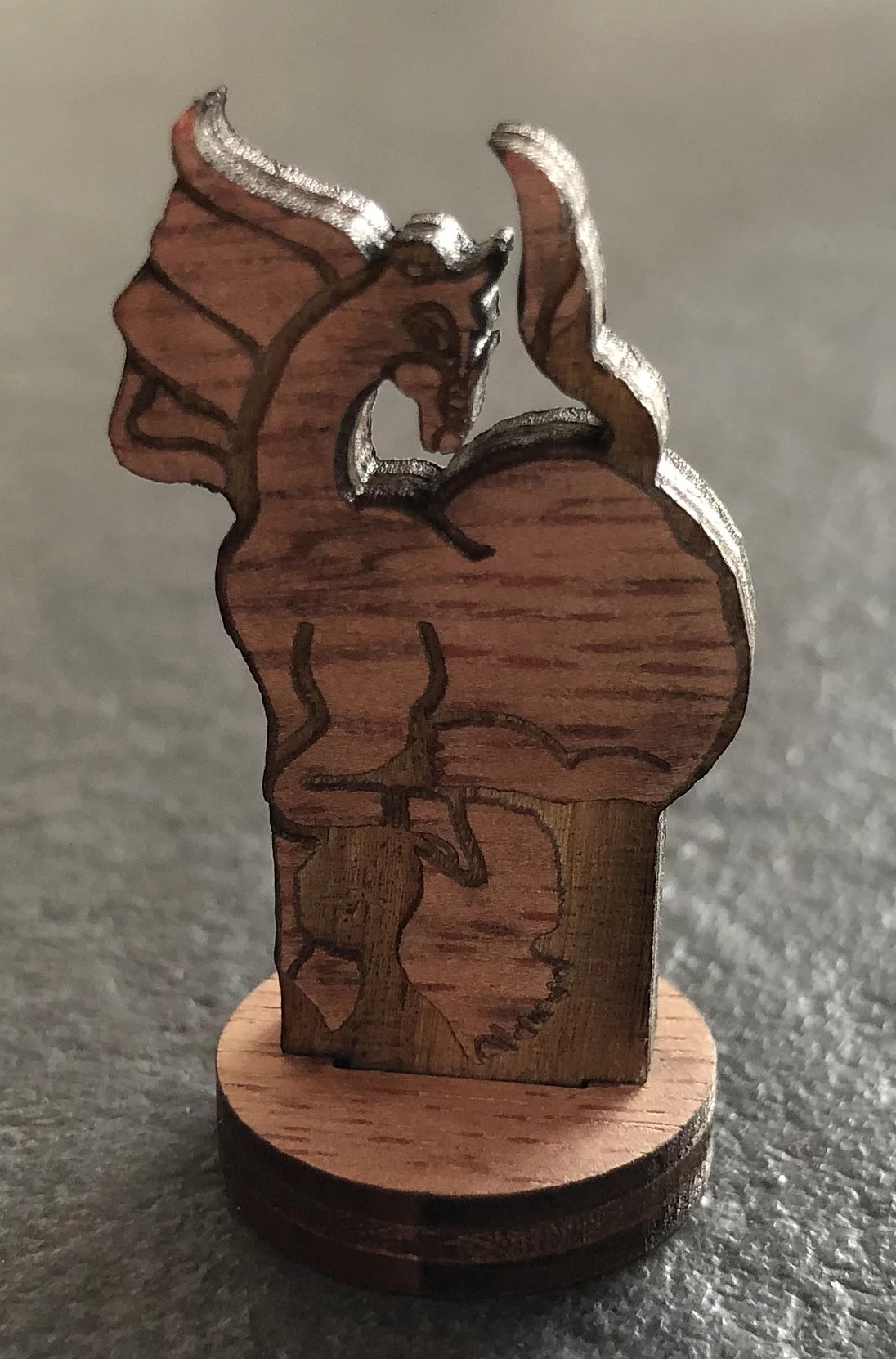 Découpe et gravure de trophée en bois