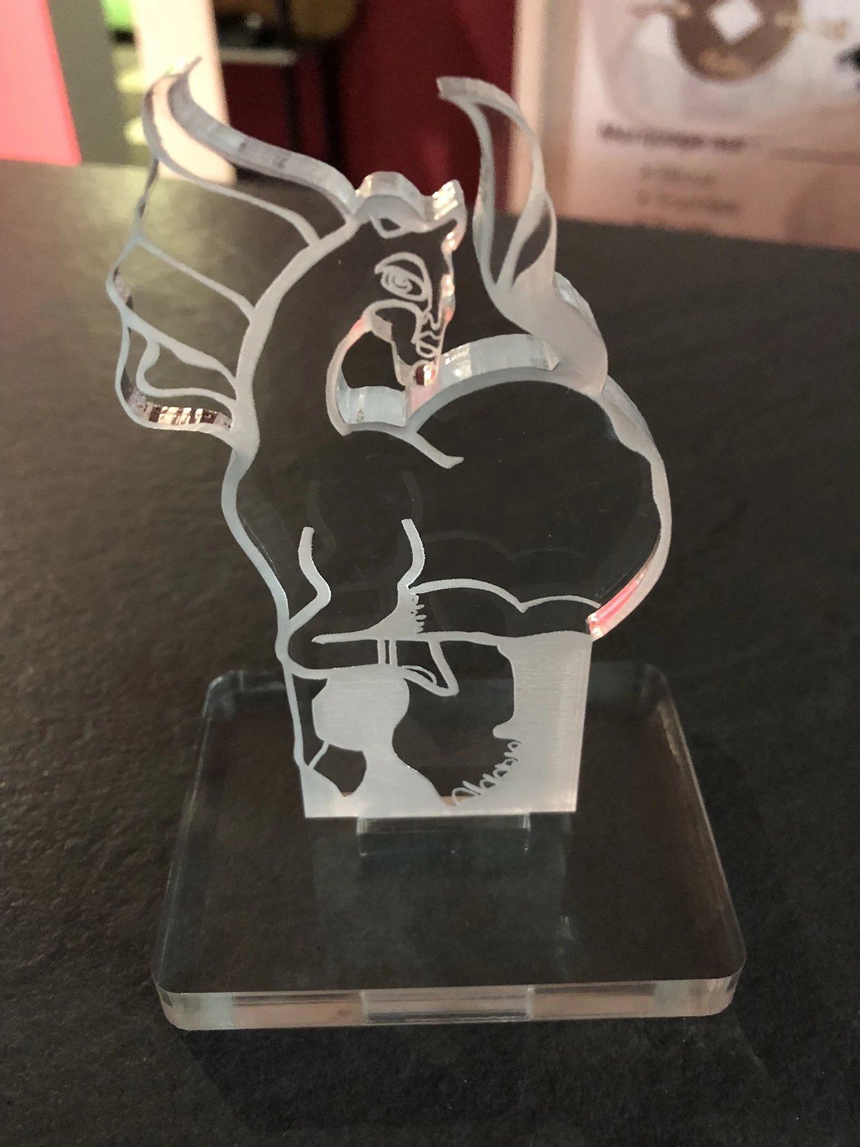 Découpe et Gravure sur trophée en plexiglass