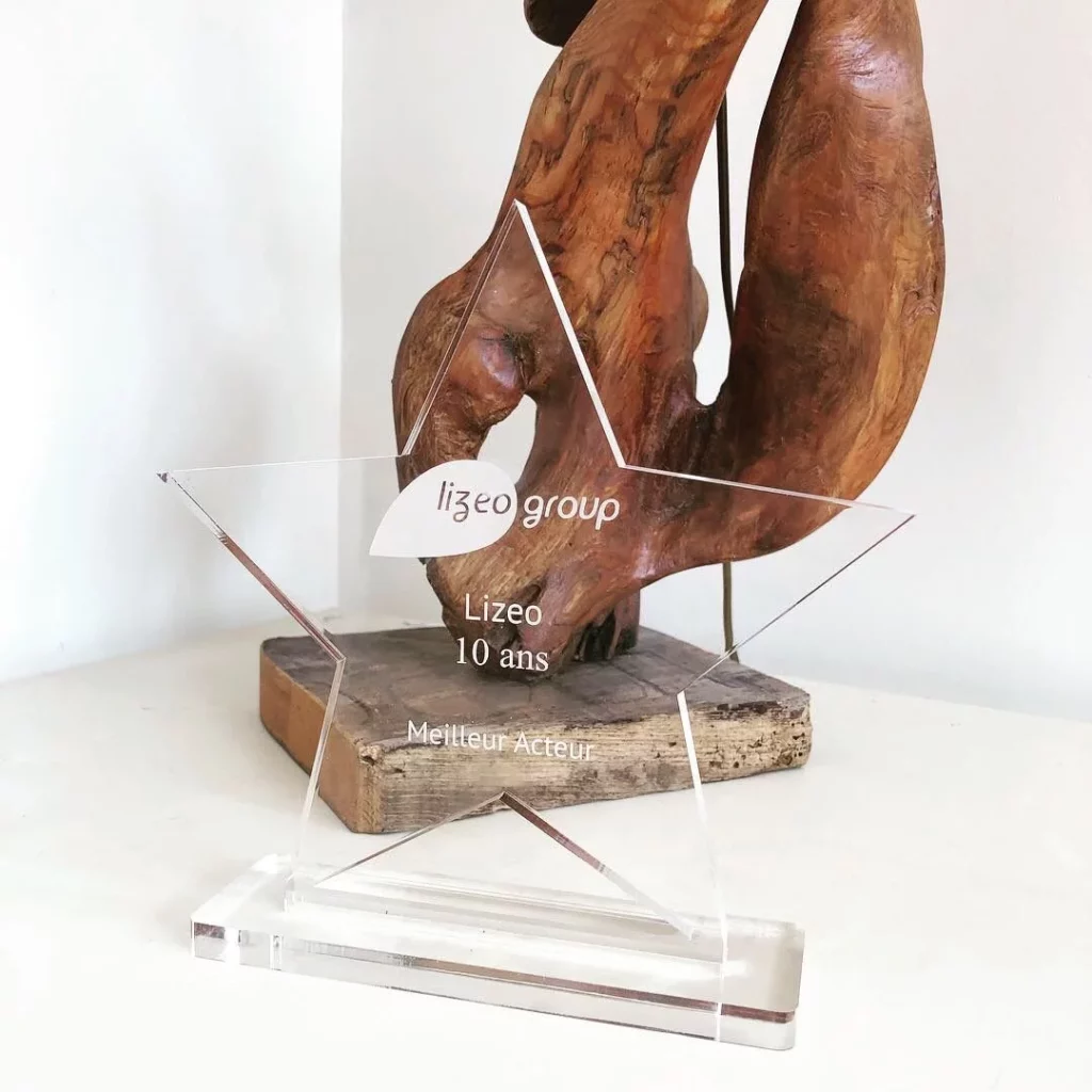 Découpe et Gravure sur trophée en plexiglass