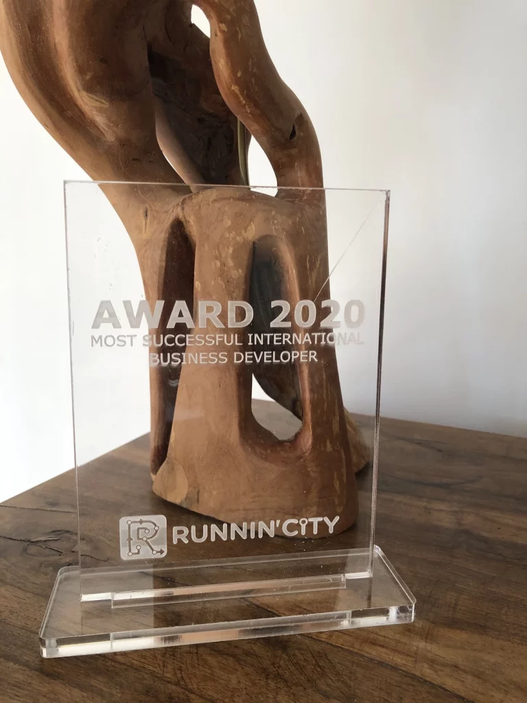 Découpe et Gravure sur trophée en plexiglass
