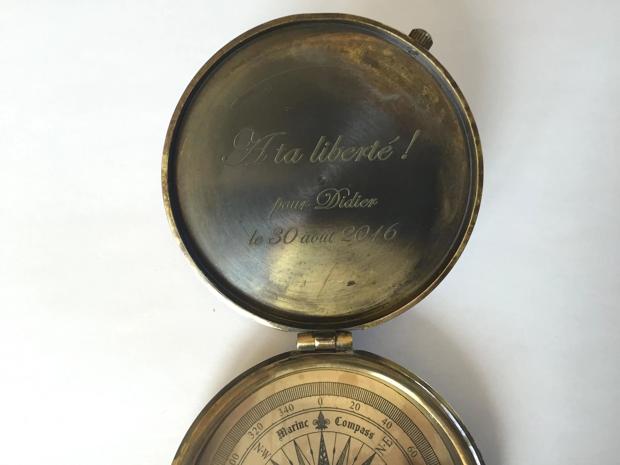 Gravure sur boussole en métal