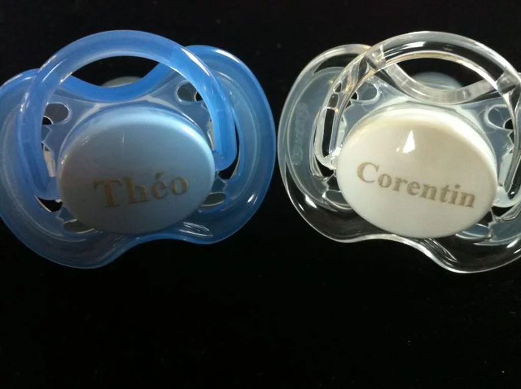 Gravure sur tétine plastique