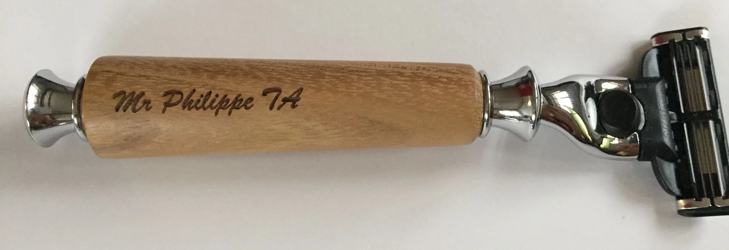 Gravure sur manche de rasoir en bois
