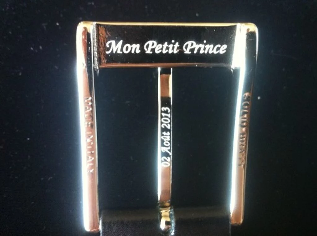 Gravure sur boucle de ceinture