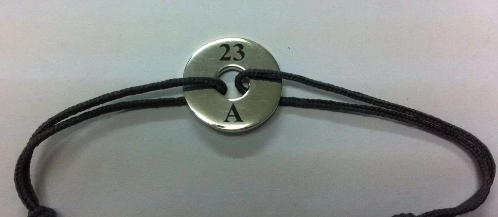 Gravure sur bracelet en métal