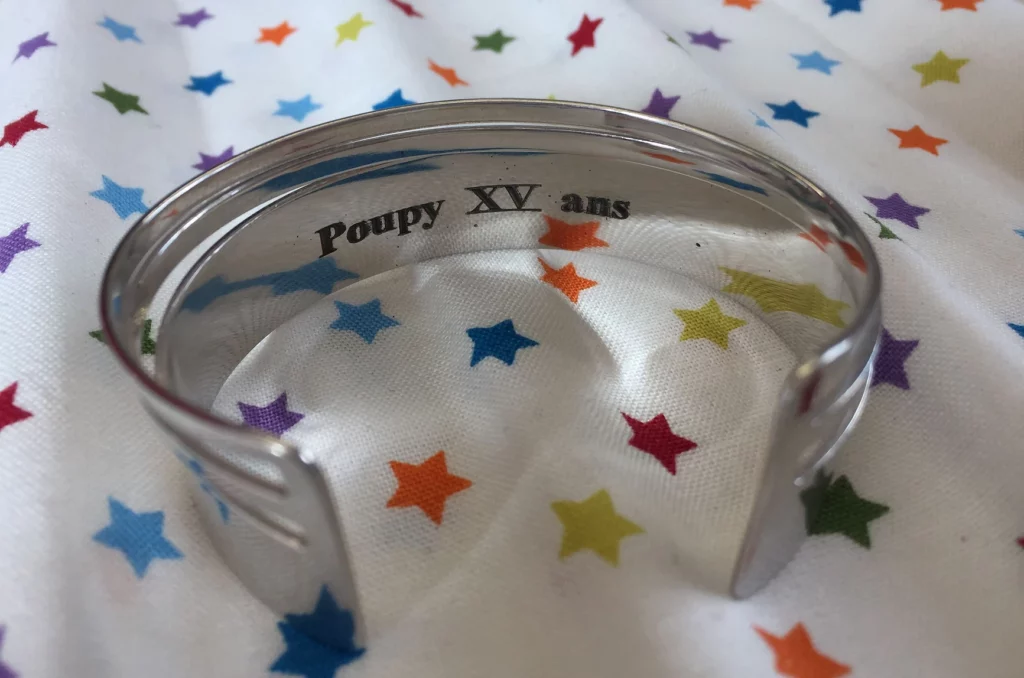 Gravure sur bracelet en métal