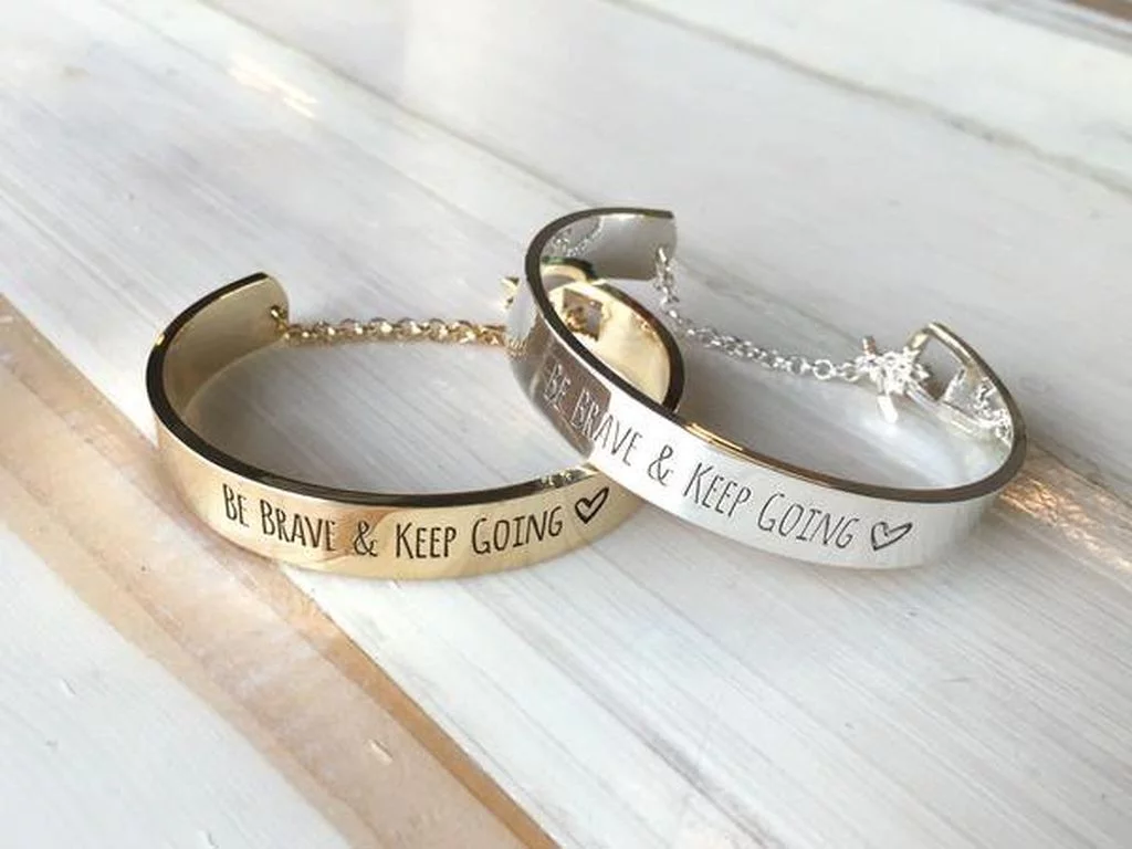 Gravure sur bracelet en métal
