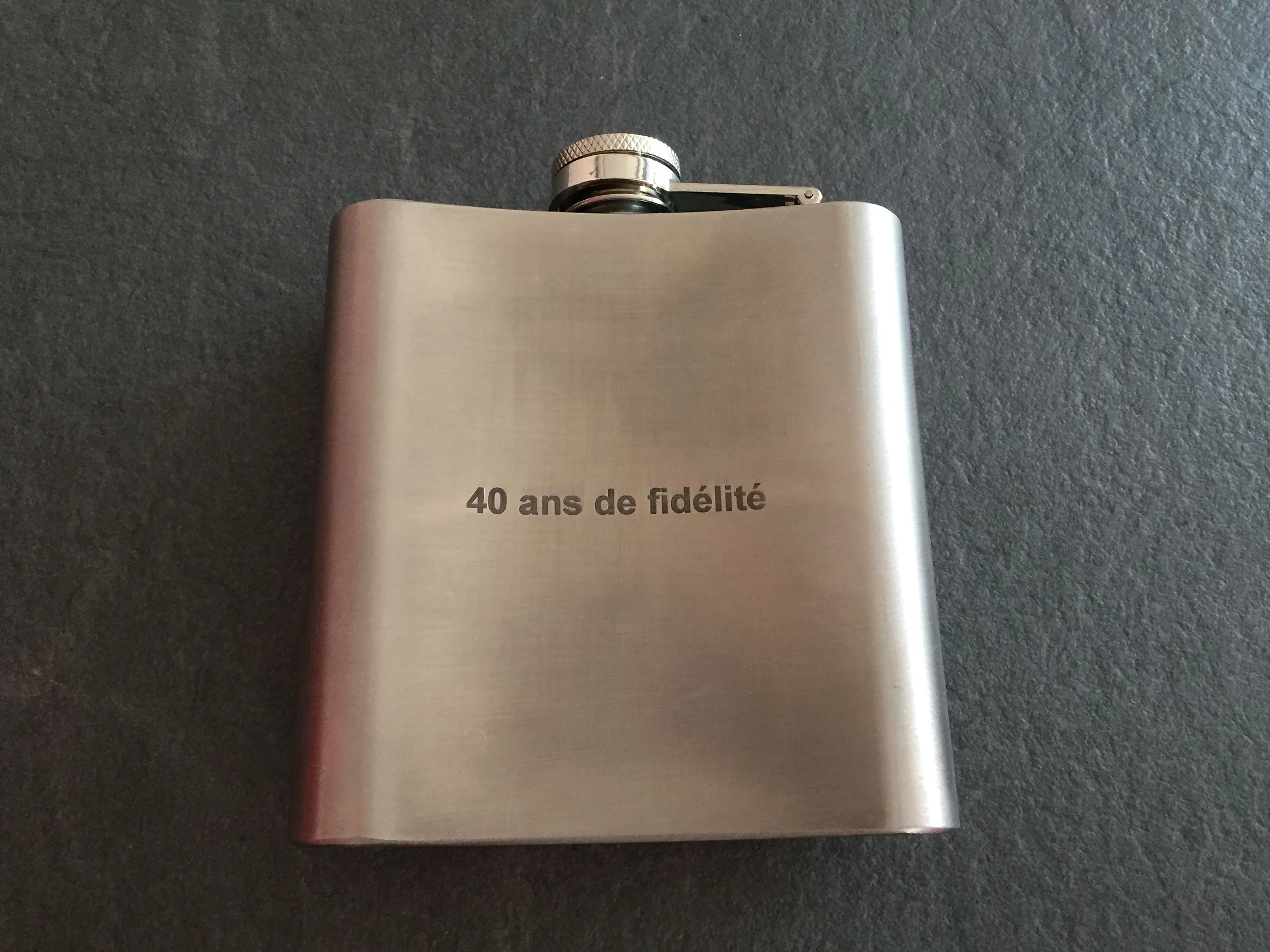 Gravure sur fiole ou flasque en métal