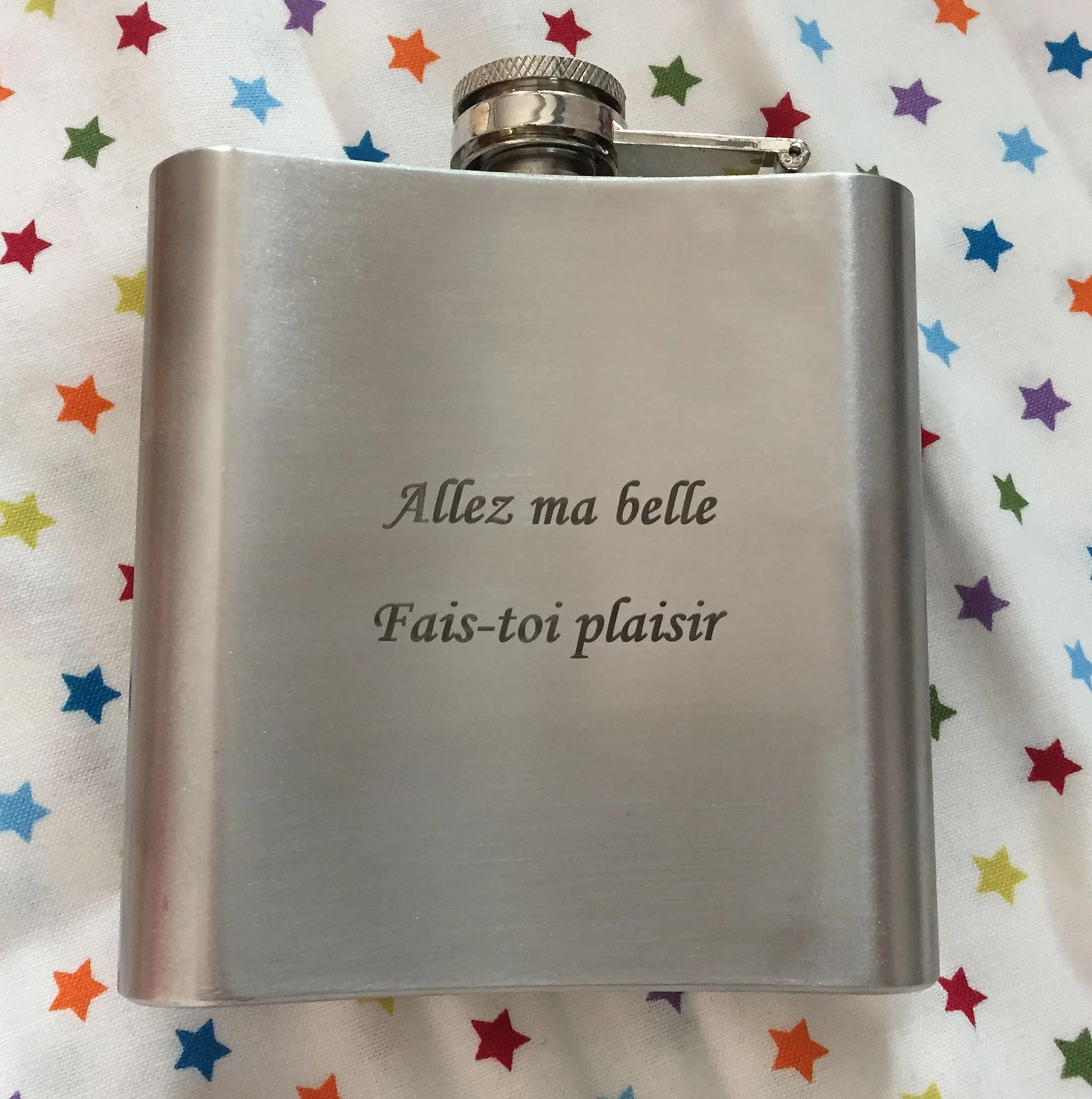 Gravure sur fiole ou flasque en métal