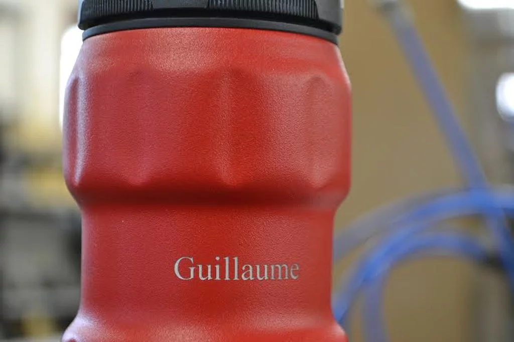 Gravure sur gourde en métal