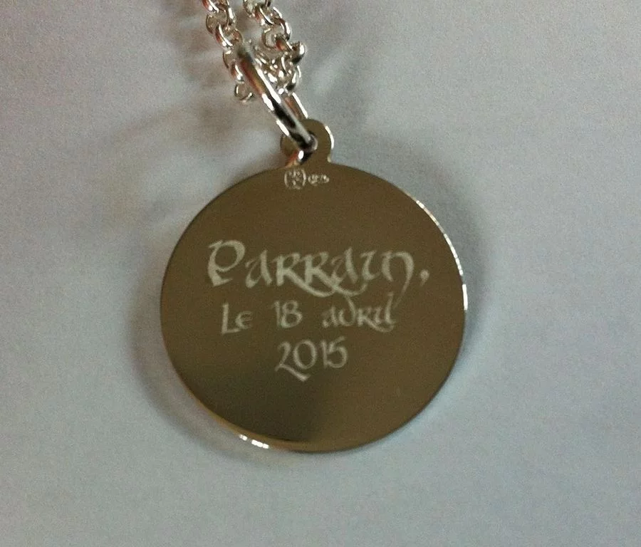 Gravure sur médaille ou pendentif