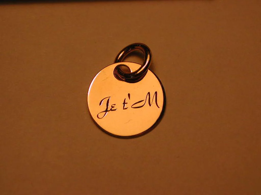 Gravure sur médaille ou pendentif