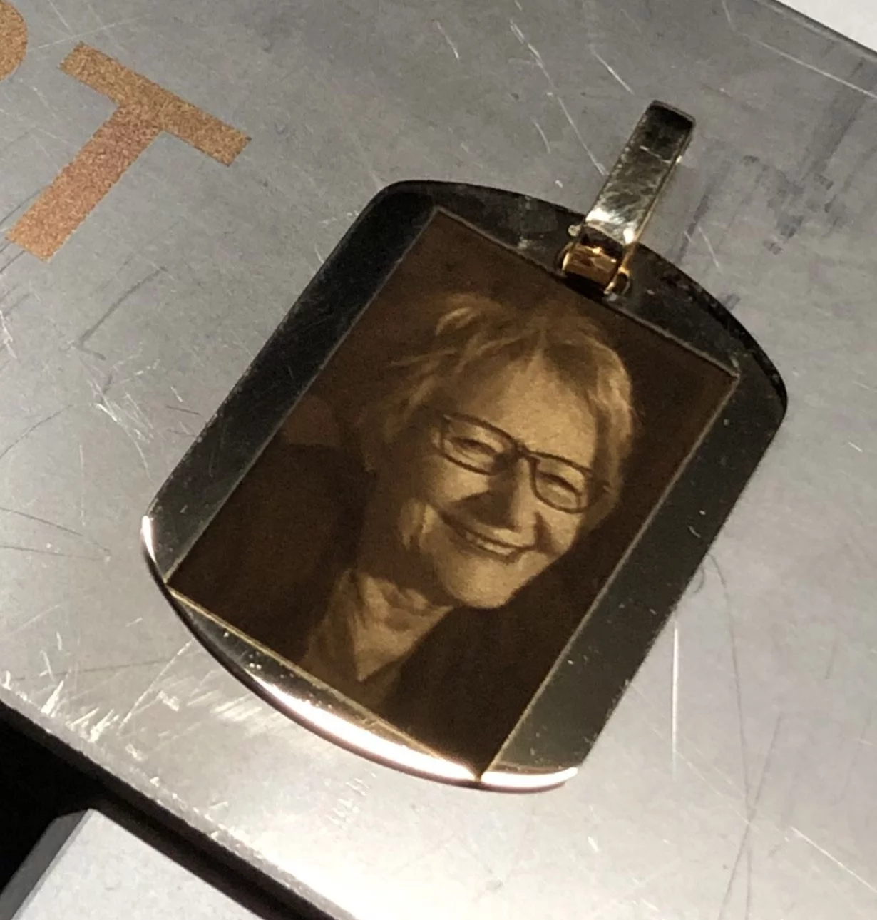 Gravure sur médaille ou pendentif