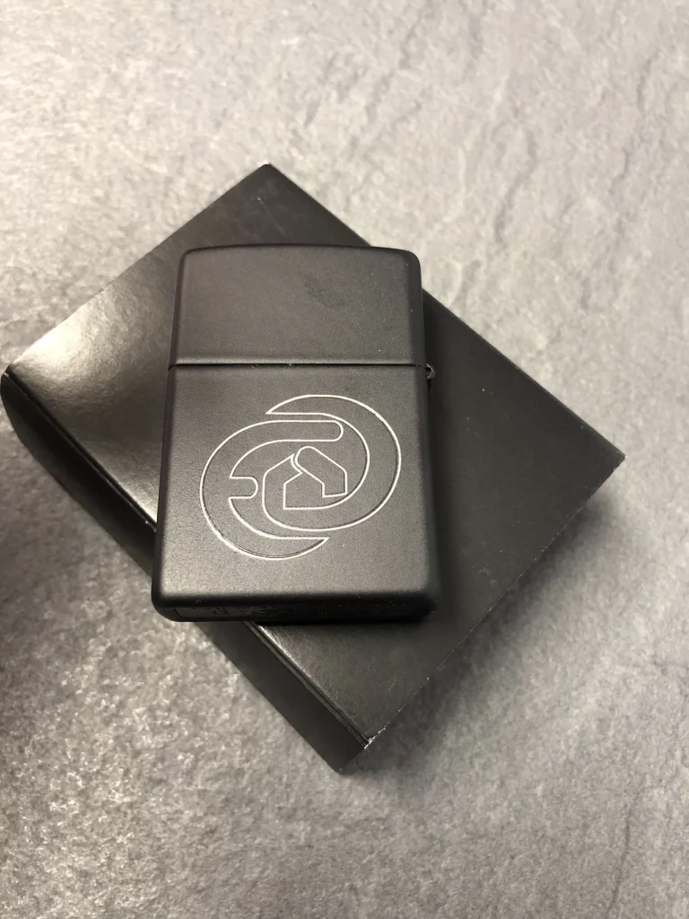 Gravure sur zippo métal