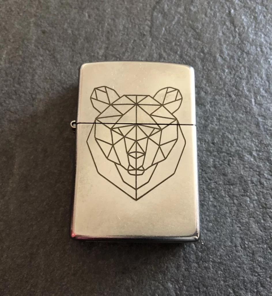 Gravure sur zippo métal
