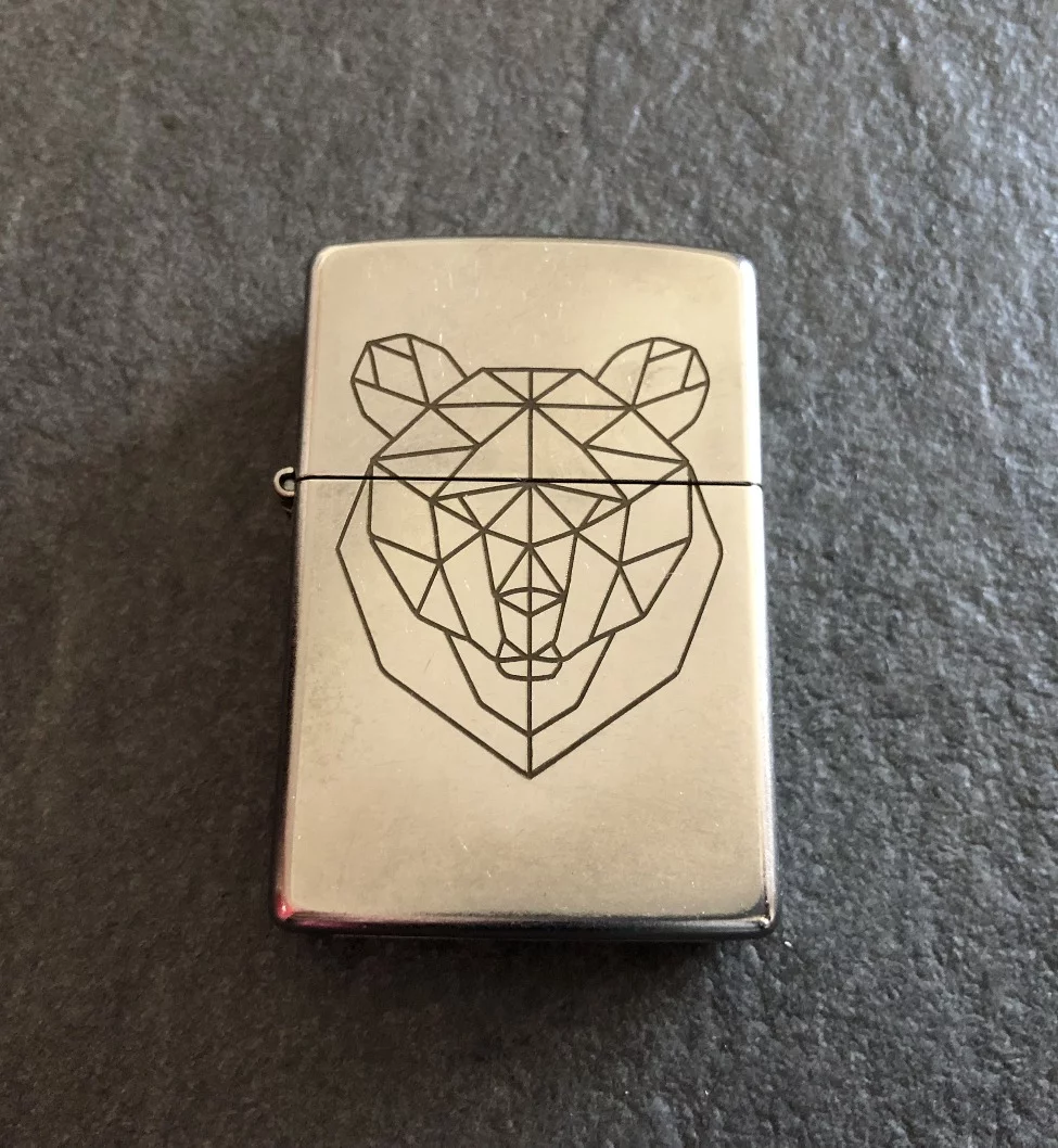 Gravure sur zippo métal