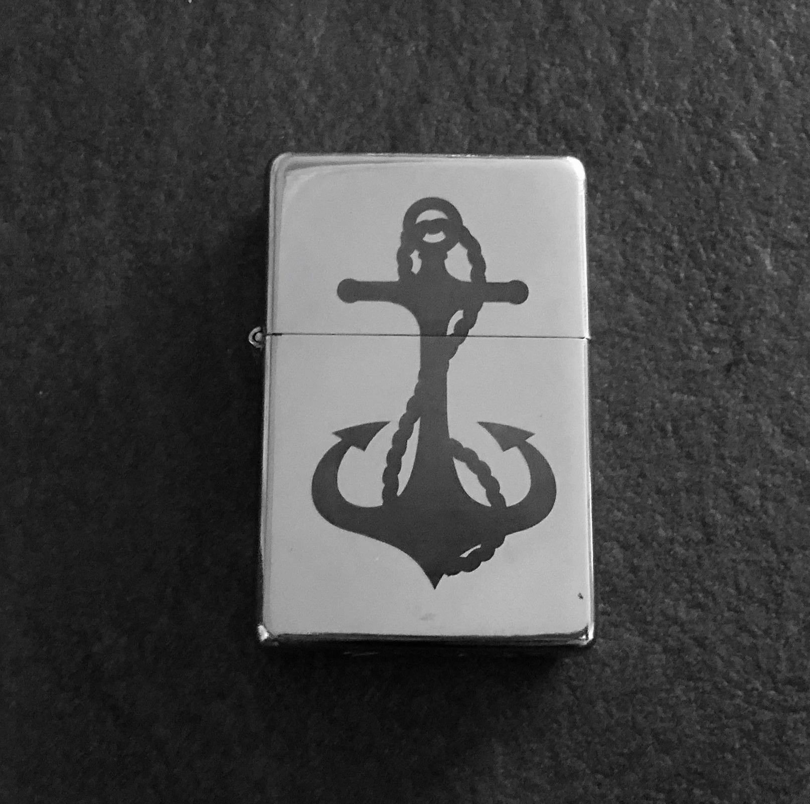 Gravure sur zippo métal