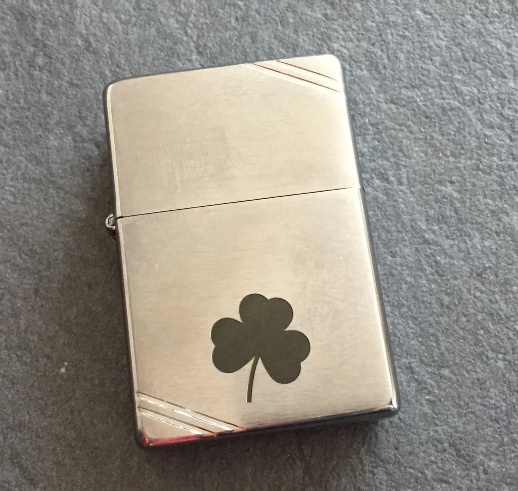 Gravure sur zippo métal