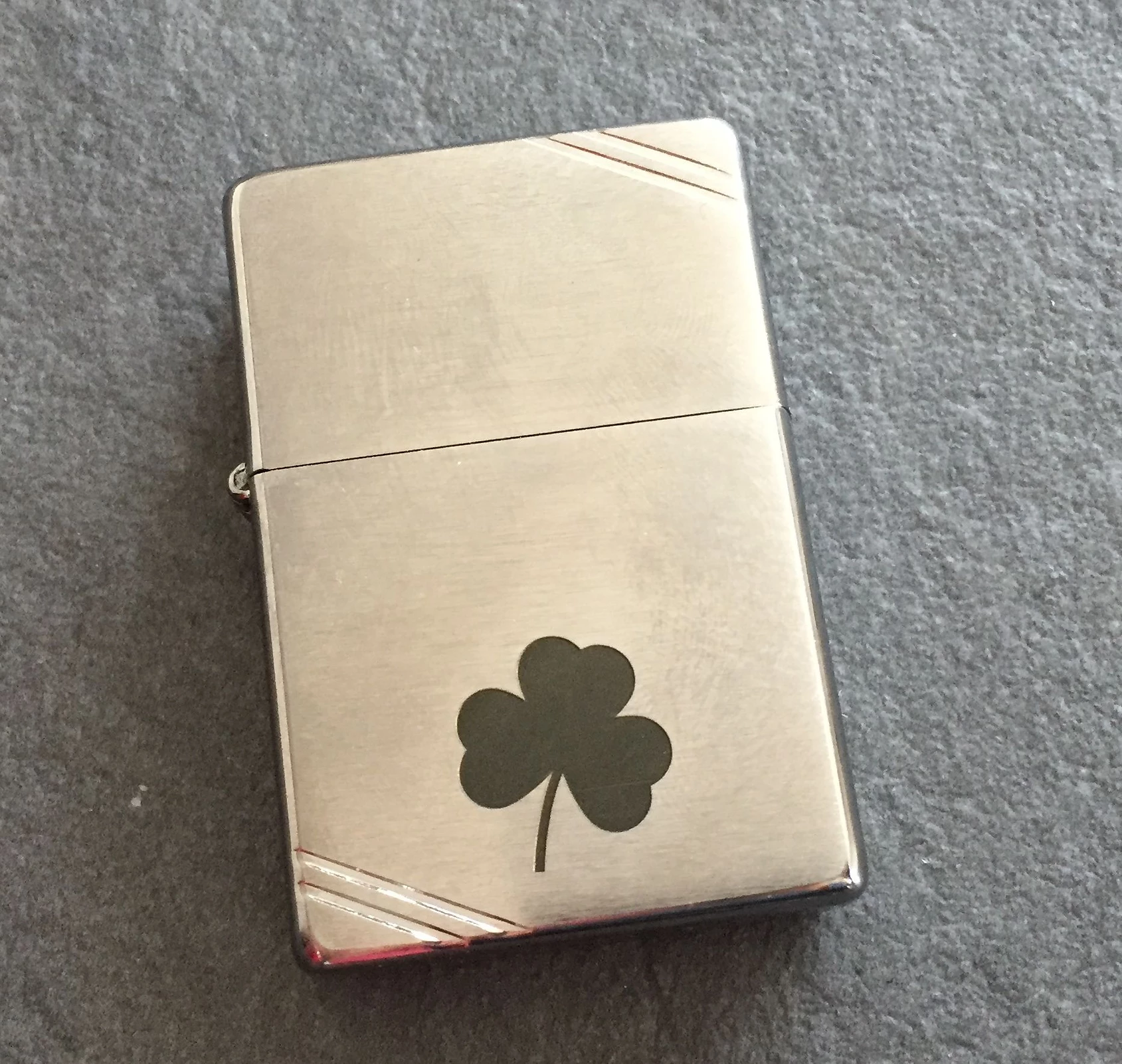Gravure sur zippo métal