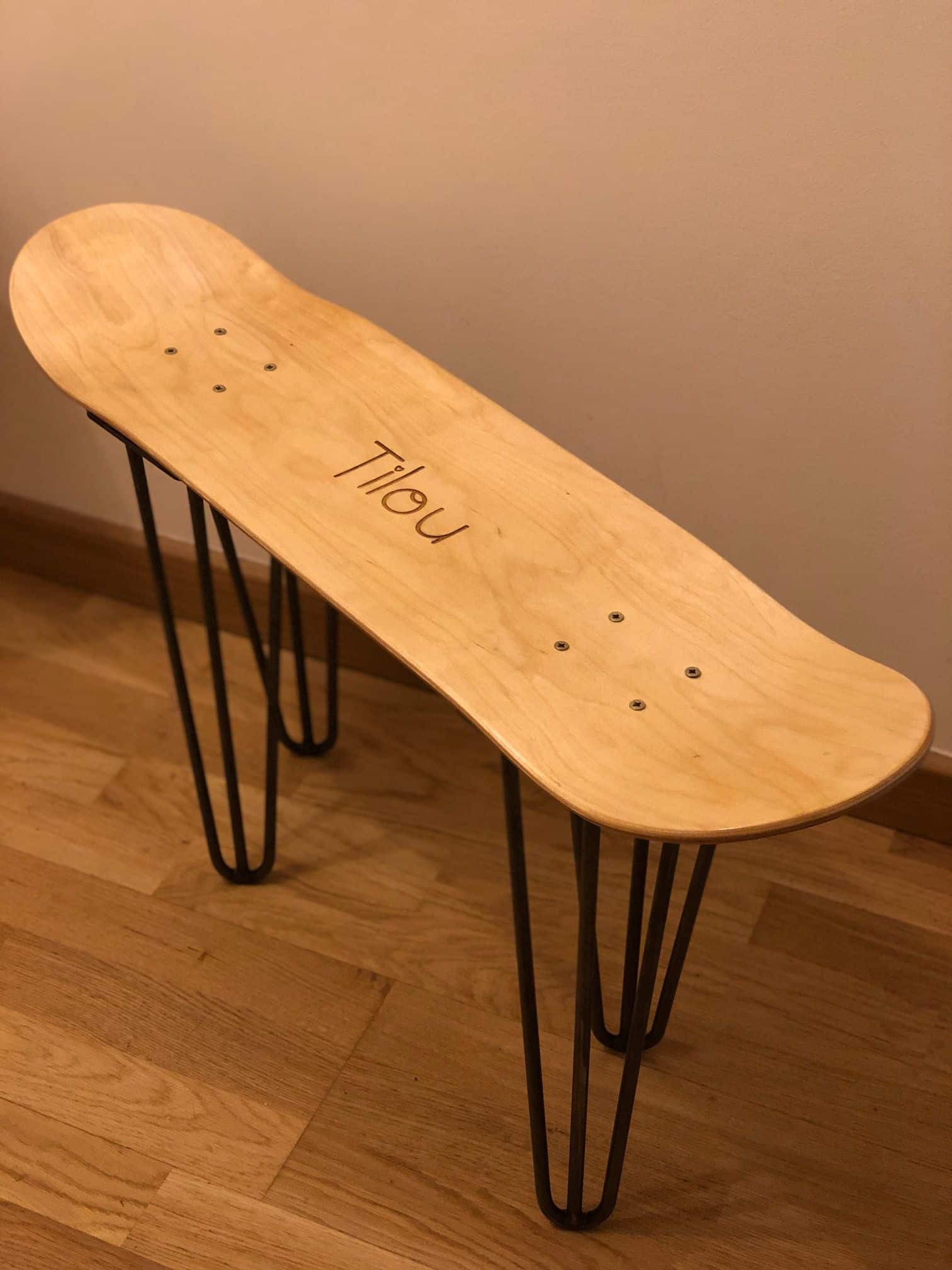 gravure sur skate en bois
