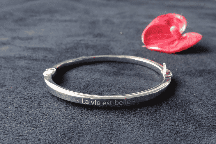 Gravure sur bracelet en métal