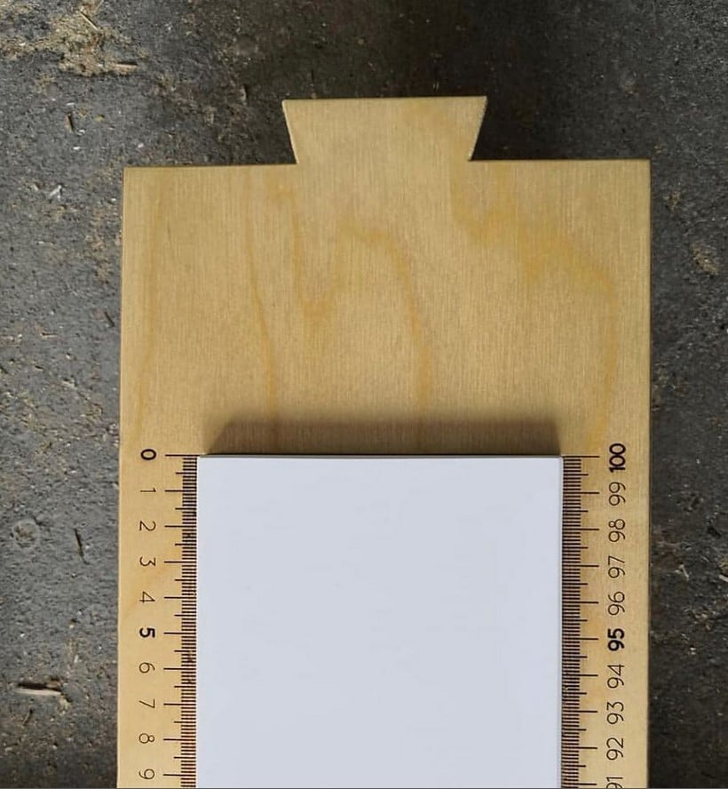 Règle de mesure personnalisée en bois avec graduation gravée.