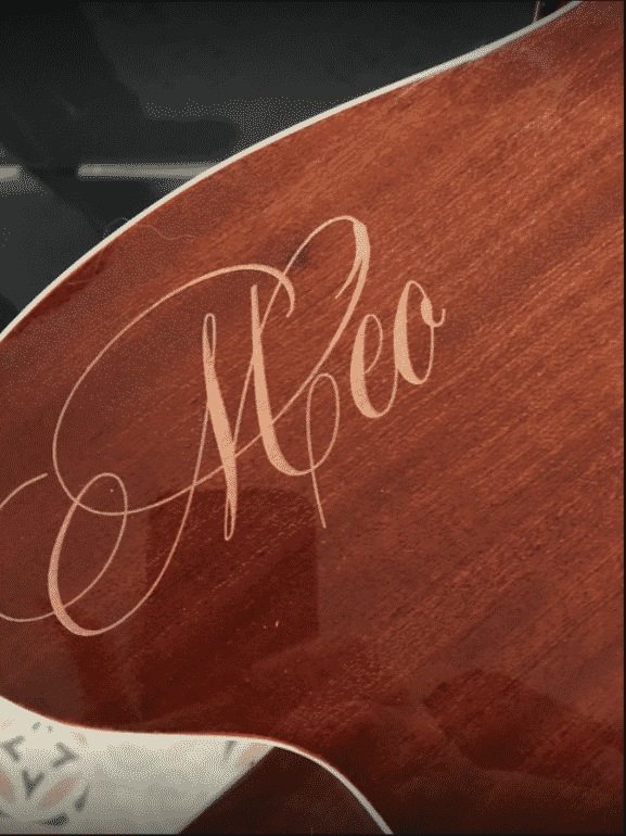 Gravure sur instrument de musique (guitare)