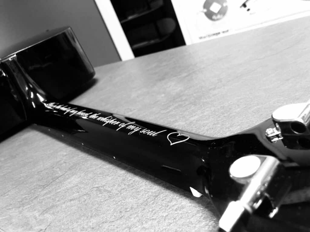 Gravure sur instrument de musique. manche de guitare