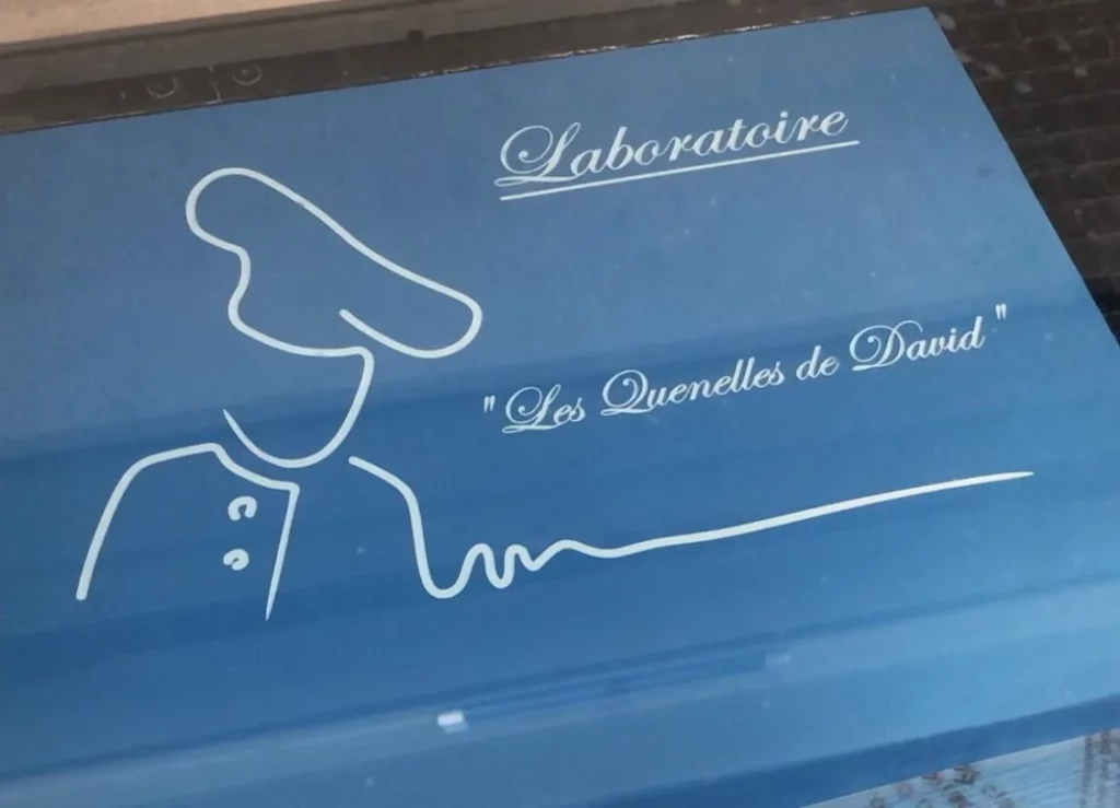 Découpe et gravure sur plaque en plexiglass