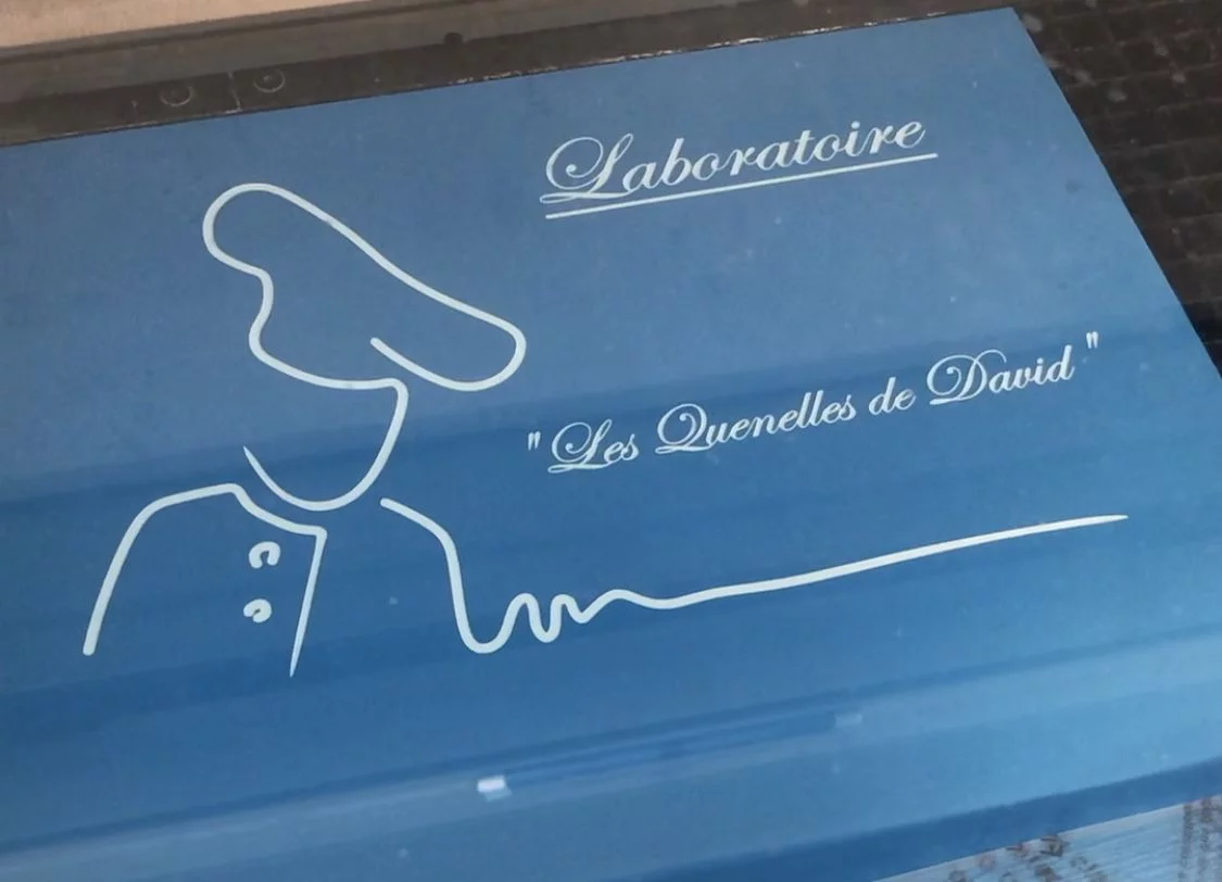 Découpe et gravure sur plaque en plexiglass