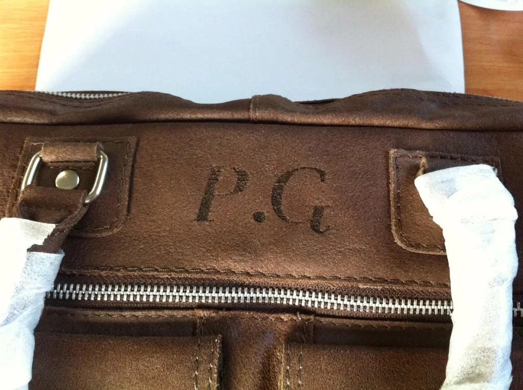 Gravure sur sac en cuir