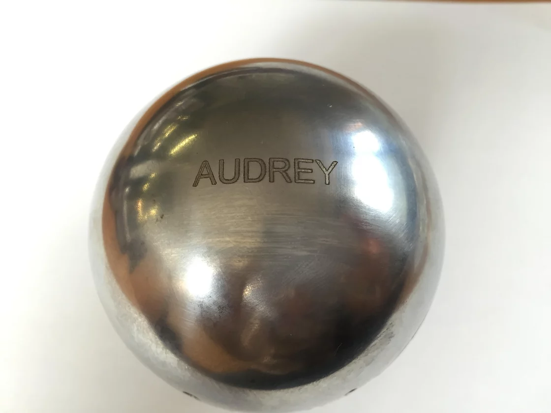 Gravure sur boule de pétanque métal