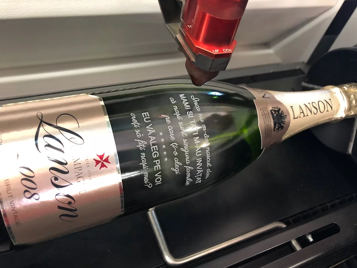 Gravure sur bouteille de champagne en verre